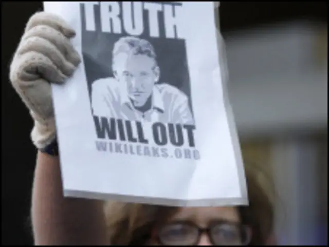 اعتصام أمام المحكمة يوم اعتقاله