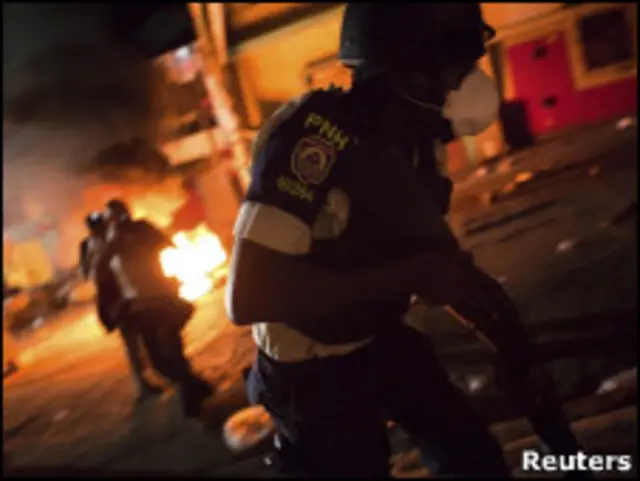 Policial enfrenta manifestantes em Porto Príncipe