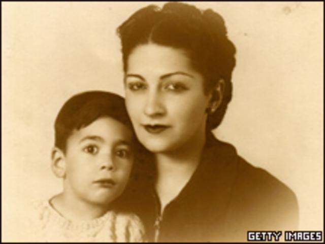 Mario Vargas Llosa de niño, junto a su madre