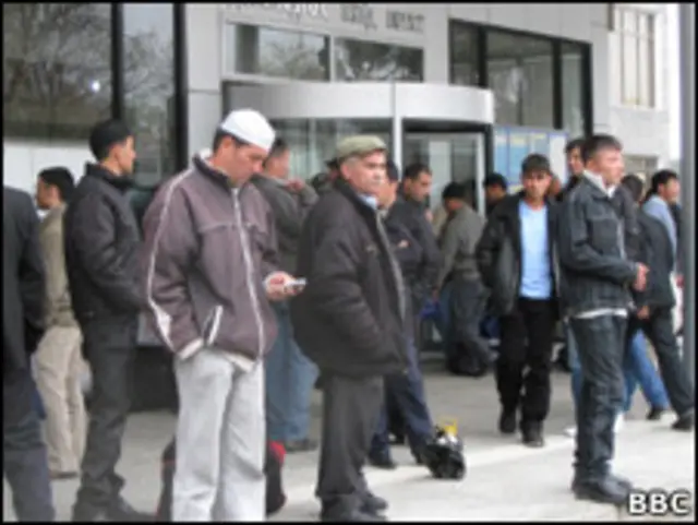 Таджикские разнорабочие в ожидании работы