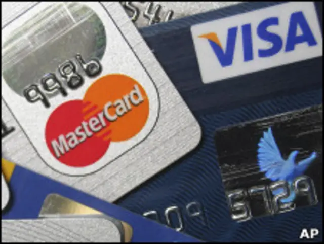 Пластиковые карты Mastercard и Visa