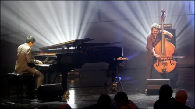 पियानो पर विजय अय्यर 