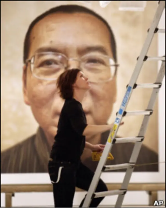 ऑस्लो में लू श्याबाओ की कुर्सी खाली रहेगी लेकिन उनकी तस्वीरें वहां लगी हुई हैं.