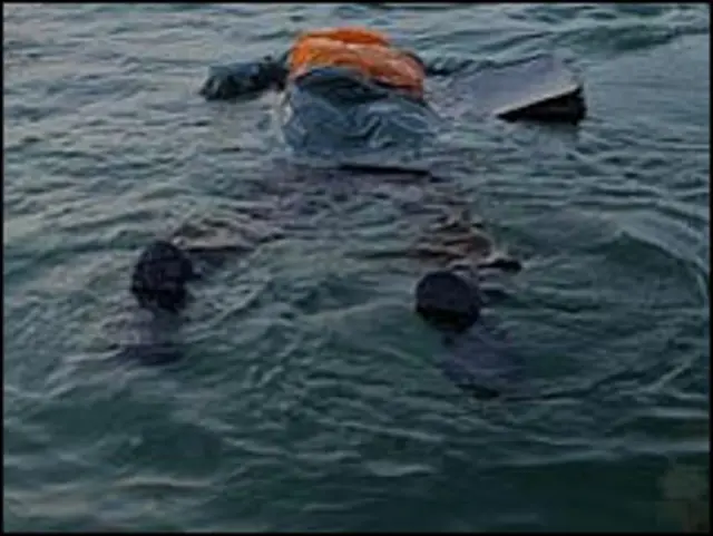 Hombre flotando en el mar