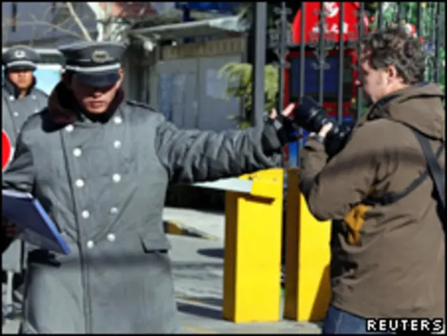 Солдат у дома, где живет жена Лю Сяобо