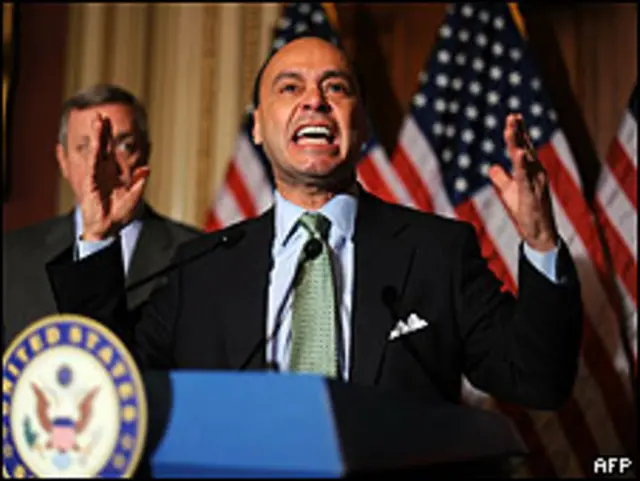 El representante demócrata Luis Gutiérrez hace una apasionada defensa del DREAM Act.