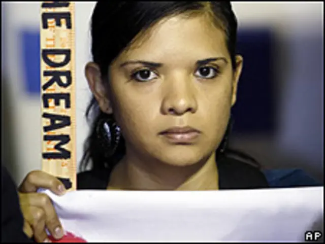 La estudiante Alma Castrejón, de origen mexicano, se manifiesta en Los Ángeles.