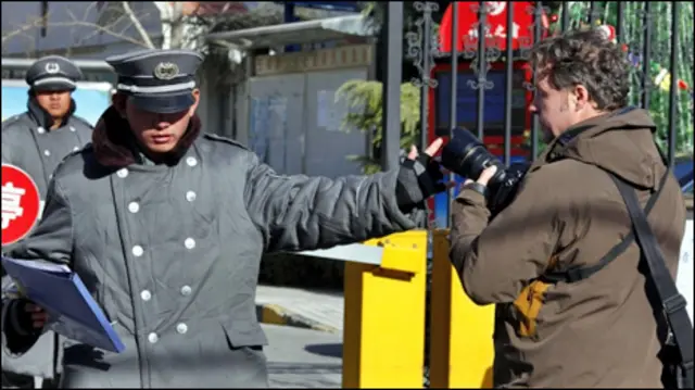 चीनी सुरक्षाकर्मी पत्रकारों को उस इमारत में प्रवेश नहीं करने दे रहे जहां लू श्याबाओ की पत्नी रहती हैं.