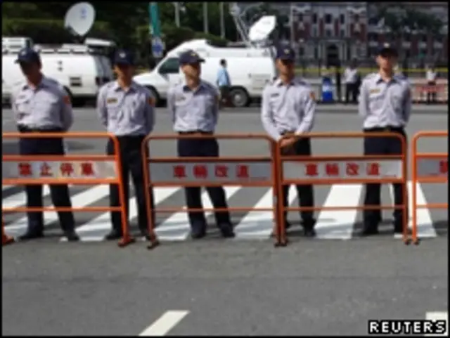 台湾总统府外的警察（01/112010）