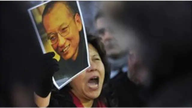 женщина с портретом Лю Сяобо