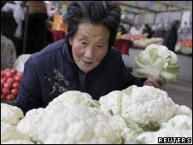 北京菜市场一位主妇挑选蔬菜（25/11/2010）