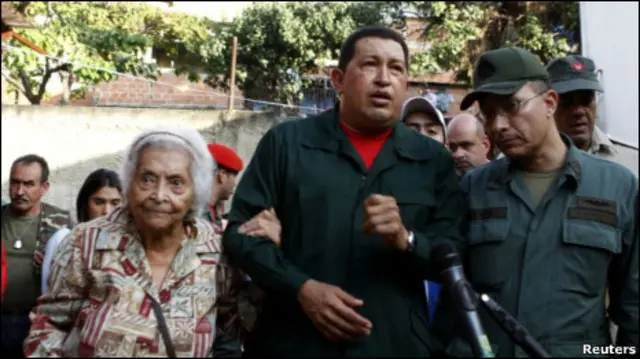 Presiden Hugo Chavez berusaha membantu para korban banjir 