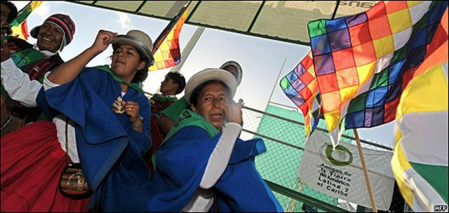 Bolivianos con traje típico bailan y reivindican