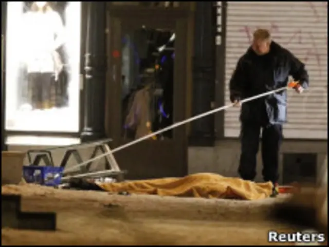 Судмедэксперт у тела погибшего