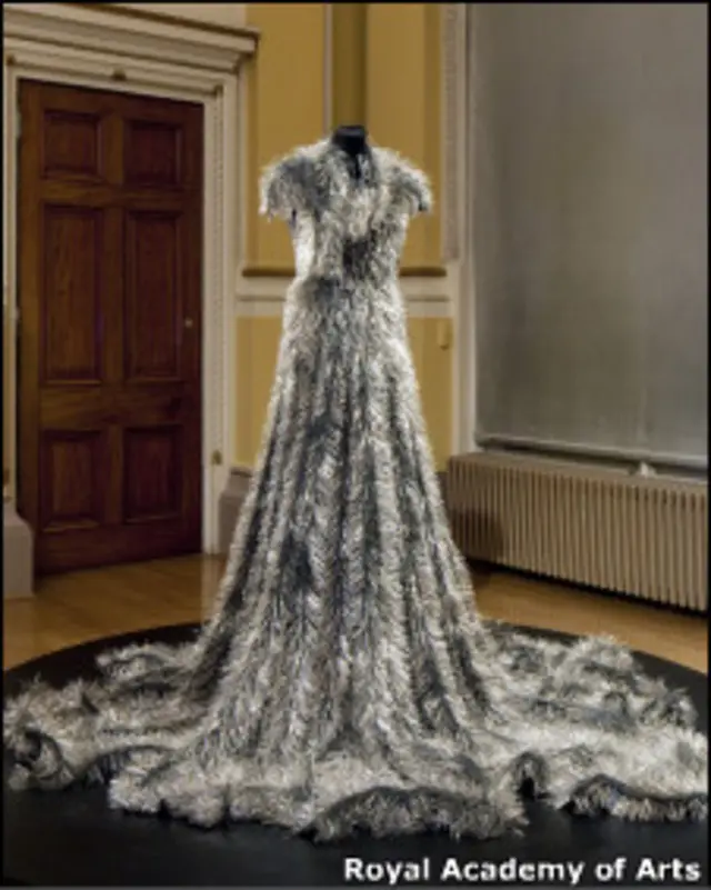 Платье из булавок Сюзи Макмаррей