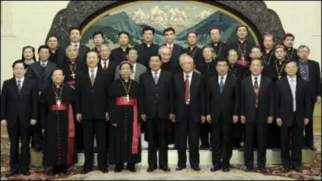 Các giám mục thuộc giáo hội của nhà nước chụp hình với ủy viên Bộ Chính trị, ông Giả Khánh Lâm hồi tháng 12/2010