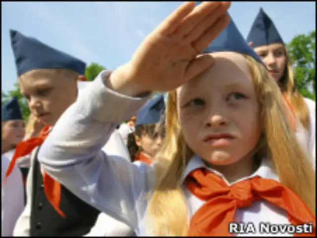 Девочка на приеме в пионеры