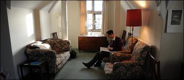Toby Ord en su apartamento de Oxford