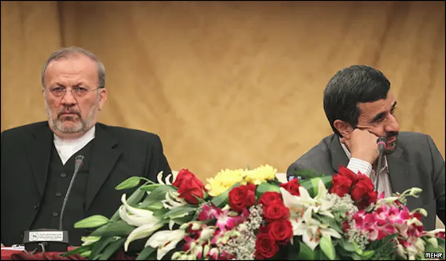 منوچهر متکی (چپ) هنگامی که در خارج از ایران در ماموریت به سر می برد٬ از سوی محمود احمدی نژاد از وزارت امور خارجه برکنار شد