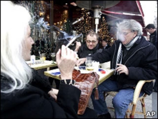 Gente fumando en café