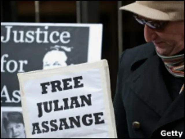Demonstran menuntut Inggris membebaskan Julian Assange