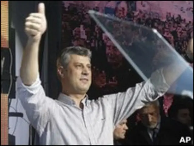 Hashim Thaçi comemora após eleição da semana passada