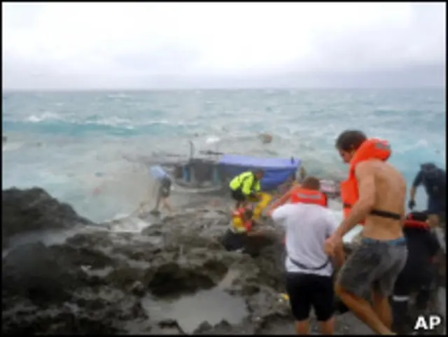 Pessoas tentam chegar até o local do naufrágio