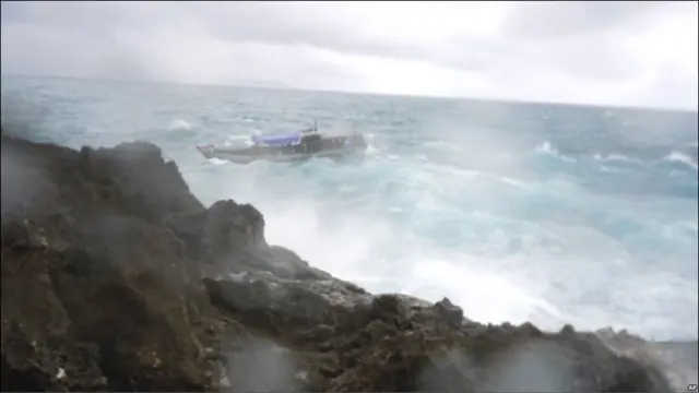 Kapal kayu yang ditumpangi sekitar 70 orang yang diduga pencari suaka terombang-ambing akibat gelombang ganas di perairan dekat Pulau Christmas, Australia.