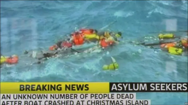 Penumpang melompat ke air dan berpegangan pada puing-puing kapal yang mereka bisa raih.