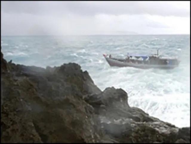 Kapal pengungsi sesaat sebelum tenggelam di Pulau Christmas.