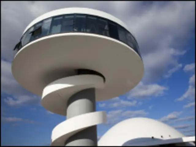 Centro é instalado numa área de 44 mil metros quadrados com quatro edifícios com capacidade para 10 mil visitantes por dia. Foto: Centro Niemayer/Divulgação