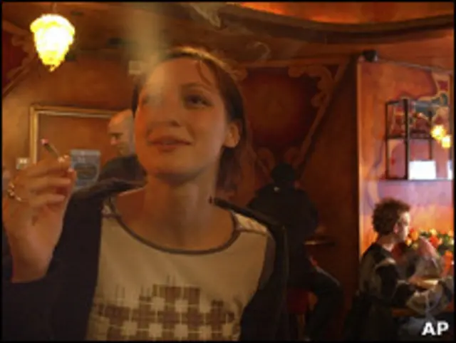 Mujer en bar de amsterdam