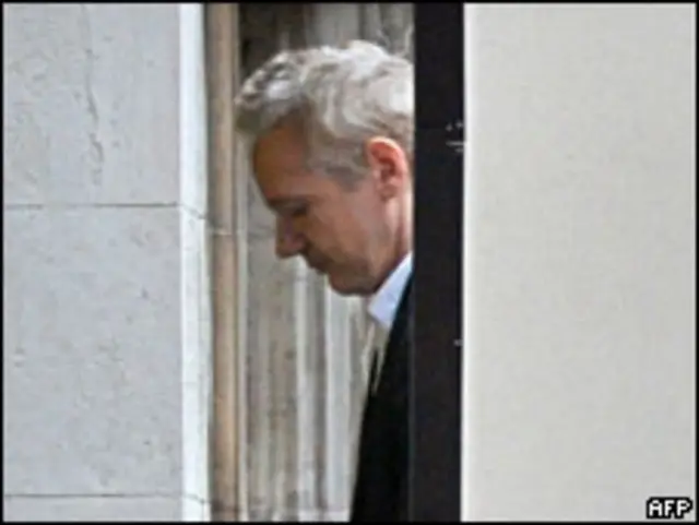 Julian Assange chega na corte para audiência nesta quinta