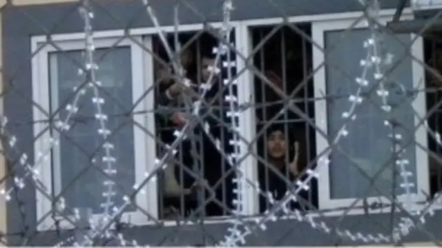 Yunanistan'da gözetim merkezinde tutulan göçmenlerin çoğunluğu Türkiye'den geçiyor