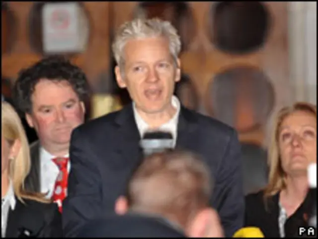 Julian Assange ao ser libertado