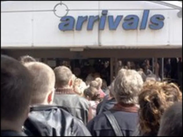 В Великобританию прибывают мигранты