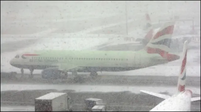 Salju di Bandara Heathrow