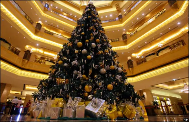 د دغه هوټل مشر هانزاولبيرټز وايي دا مهال د دغې ونې قیمت تر لسو زرو ډالرو اوړي، خو پکې د لګول شوو قیمتي ډبرو او غمیو قیمت یې تر ۱۱ میلیون ډالرو اوړي.