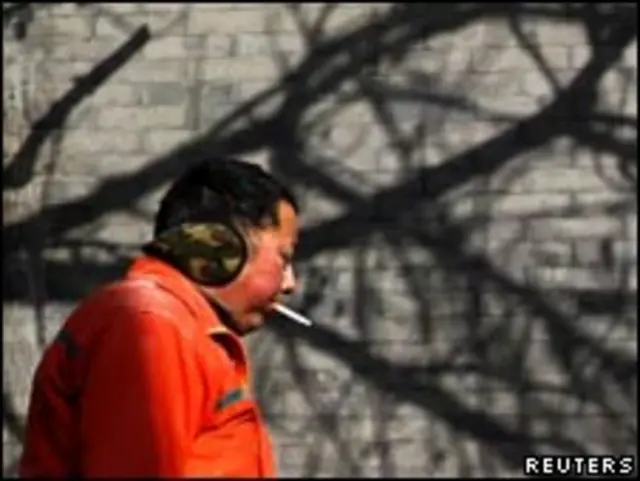 北京街头一名吸烟的男子（16/12/2010）
