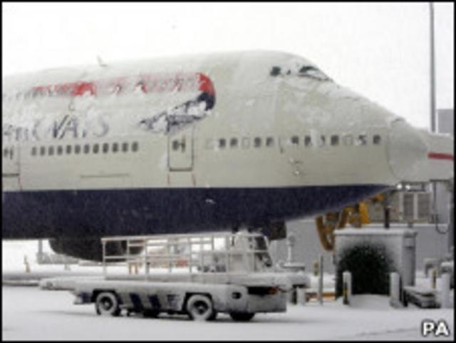 Снег на самолете в Хитроу