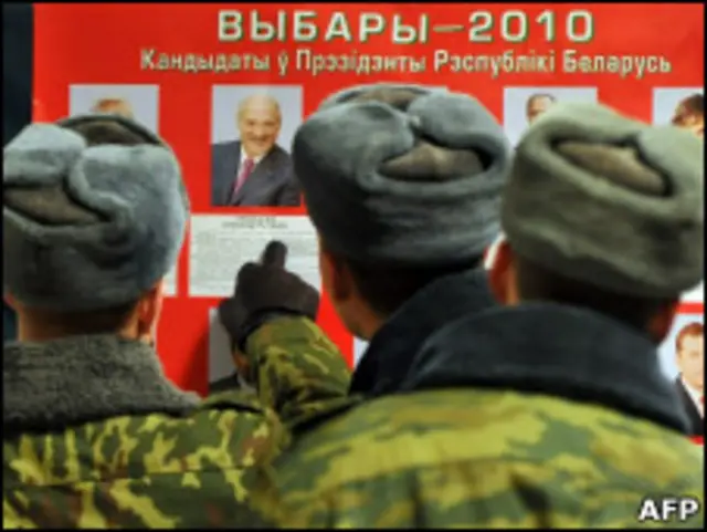 Военные на избирательном участке