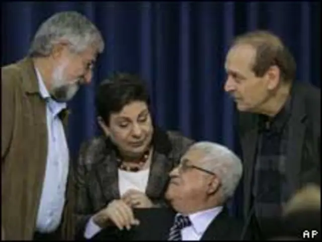 محمود عباس وياسر عبد ربة وحنان عشراوي وأمرام ميتزنا