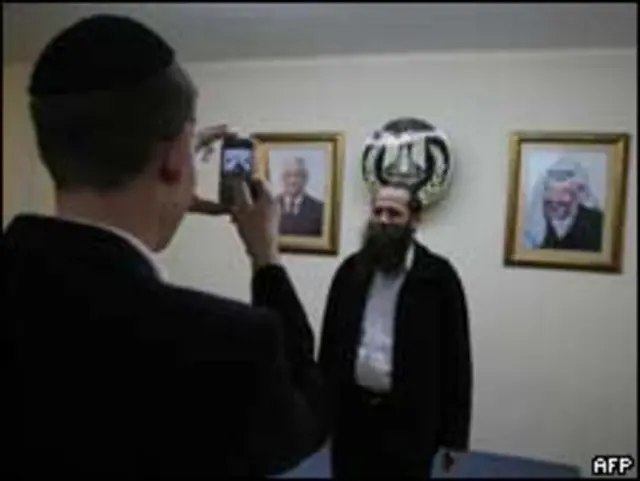 يهودي يلتقد صورة آخر في مقر الرئاسة الفلسطينية 