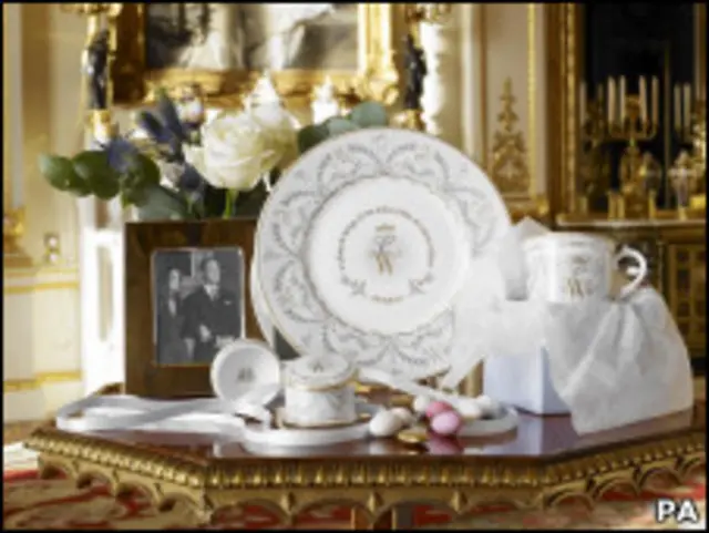 Jogo comemorativo inclui prato, caneca e caixinha de porcelana (foto: The Royal Collection (c) 2010, Her Majesty Queen Elizabeth II )
