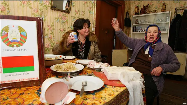 Бабушка празднует выборы президента