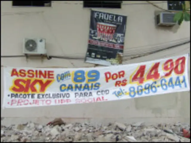 Propaganda de pacote da Sky para favela com UPP (foto: Júlia Dias Carneiro / BBC Brasil)