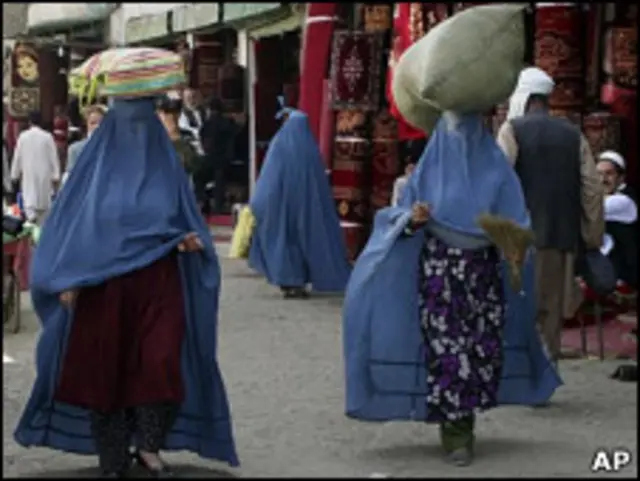 د افغانستان د سوداګرۍ خونه وايي، چې د پاکستان له بندرونو څخه افغانستان ته د افغان سوداګرو د مالونو په و رسېدو به په دغه هیواد کې د خوراکي توکو بیې راښکته شي.