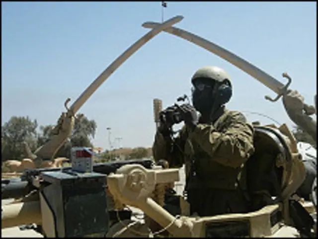 د صدام حسین د واکمنۍ پرمهال د تورو جوړه شوې مجسمه