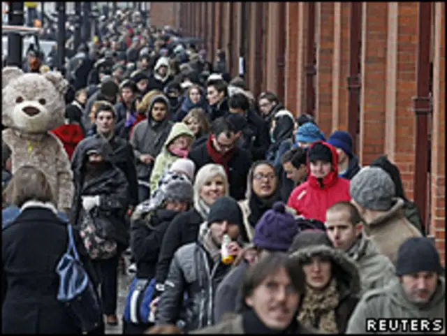 Passageiros na estação de trem de St. Pancras, em Londres