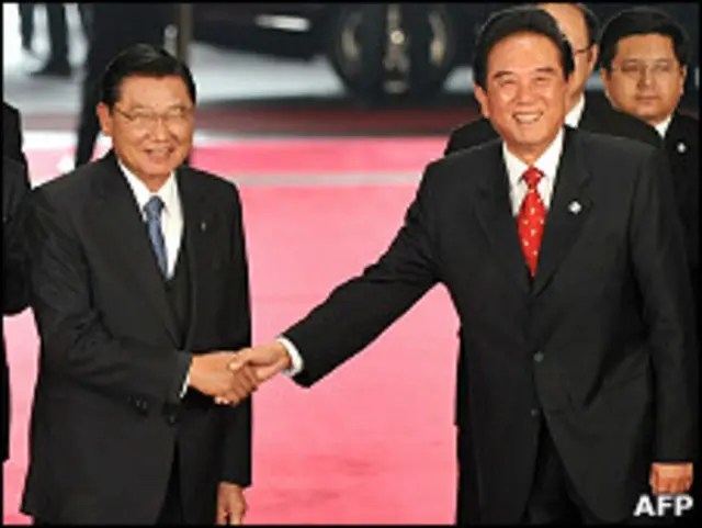 陳雲林（右）與江丙坤握手道別（22/12/2010）